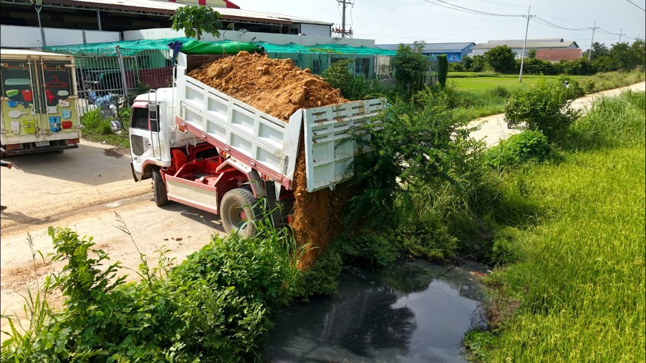 Ohh Starting a new project, Landfill truck! Dumping soil, clearing water from rice fields PowerFull