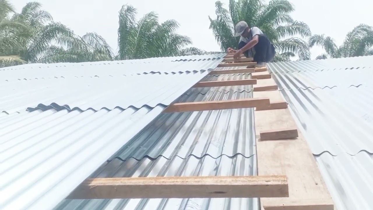 proses pemasangan seng di tengah terik nya matahari