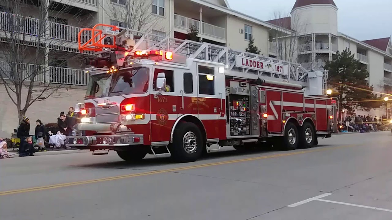 TWFD Ladder 1671 And Tanker 1691 In The Christmas Parade