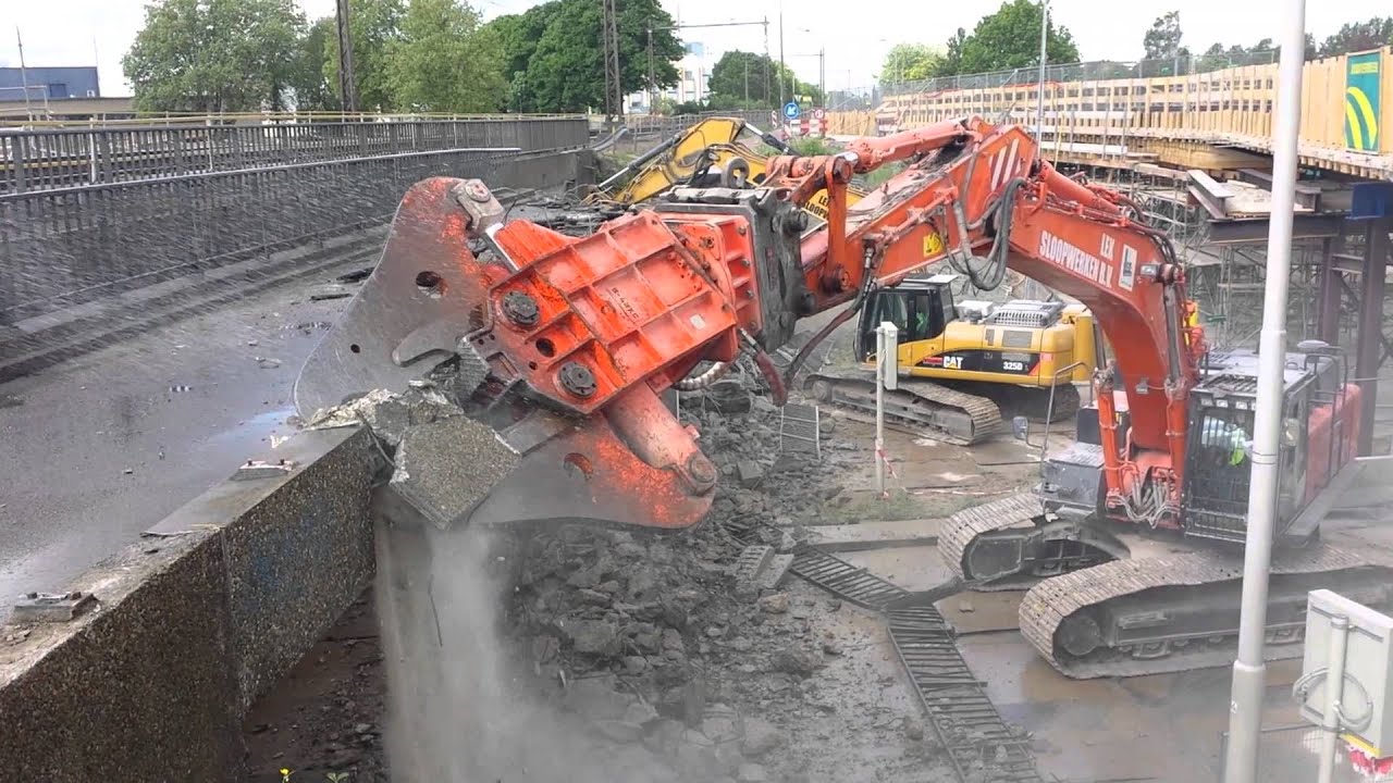 Lek sloopwerken. Sloop spoorviaduct Goffert te Nijmegen met Hitachi 470 NPK S42