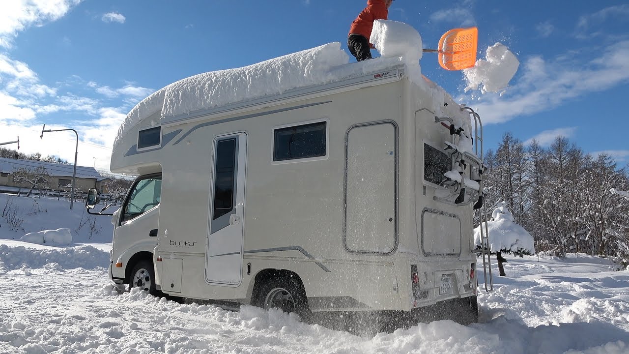 キャンピングカーの雪下ろし🌈 今シーズンすでに7回上ってます 