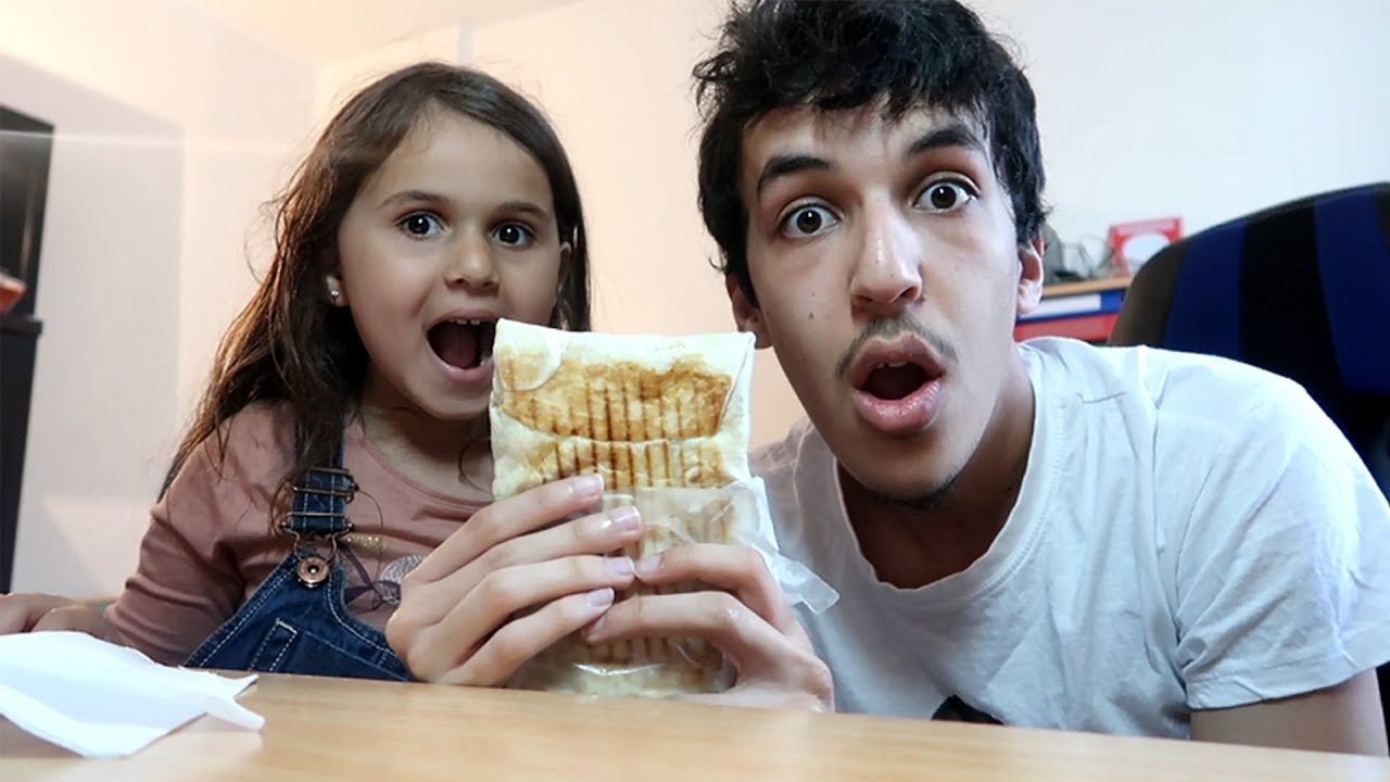 ELLE MANGE SONT PREMIER TACOS A 5 ANS !