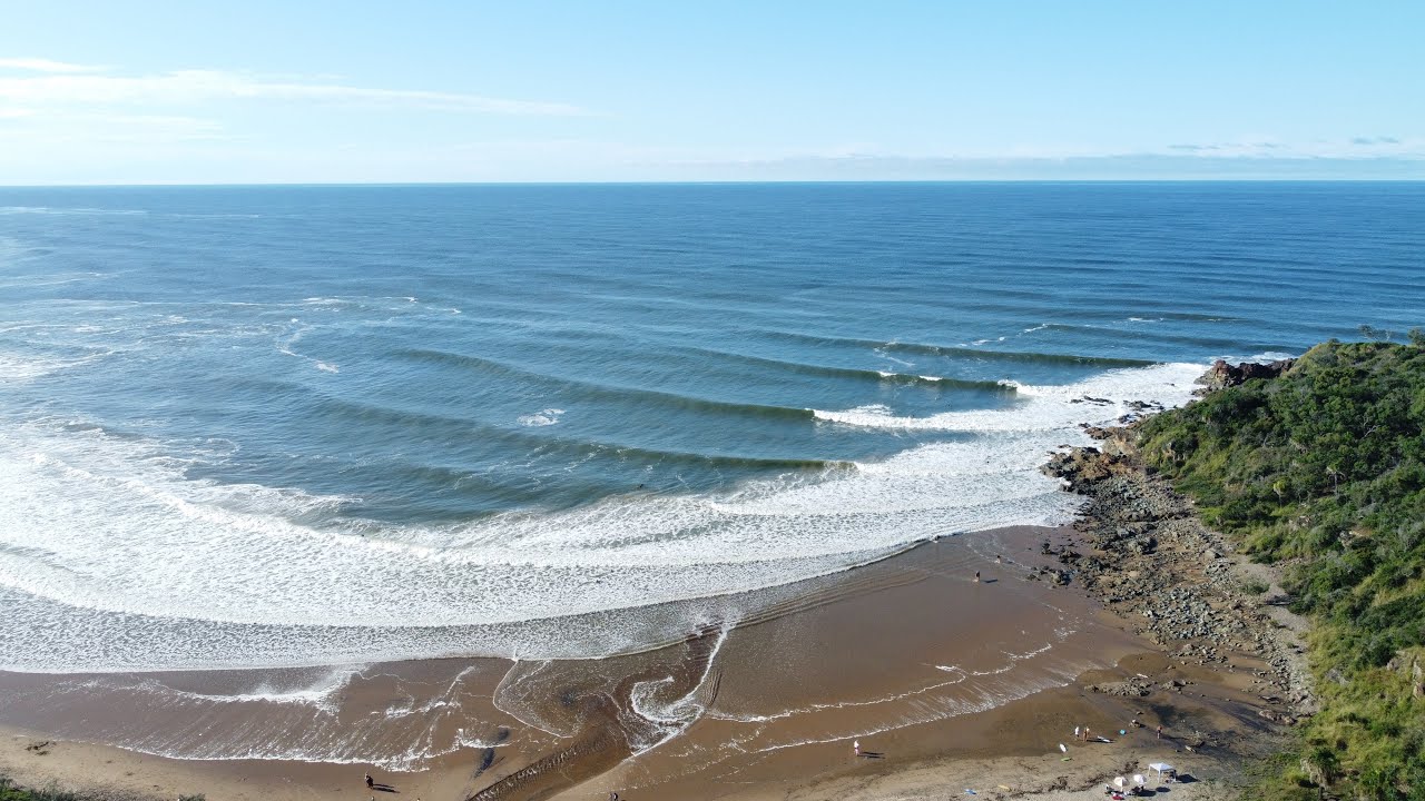 Surfing Agnes Waters / 1770 in 2022 - Pumping Waves. Filmed with DJI mini 2 Drone. Right hand point!