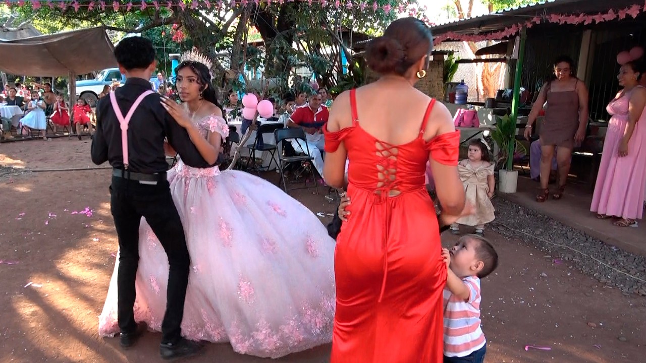 QUE HERMOSO VALS FAMILIAR EN ESTA HERMOSA FIESTA DE XV AÑOS IMPERDIBLE