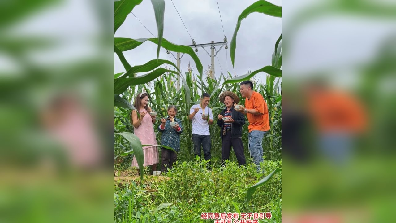 现在的年轻人都在外面为了生活打拼，陪伴父母的时间很少，今天在楠杆乡遇到了一位笑得开朗的奶奶，跟她回家打平伙，吃到了洋芋面条，还是小时候的味道。