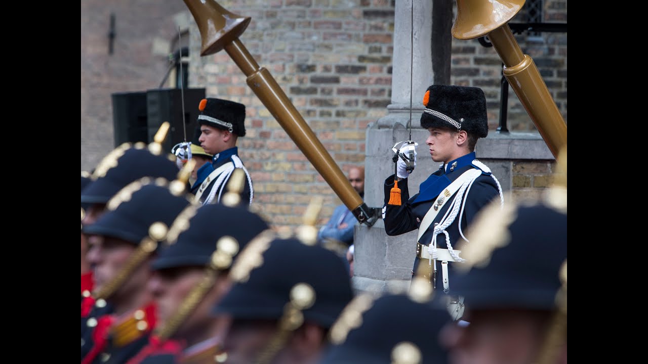 Marechaussee verzorgt erewacht (dubbelpost) op Prinsjesdag