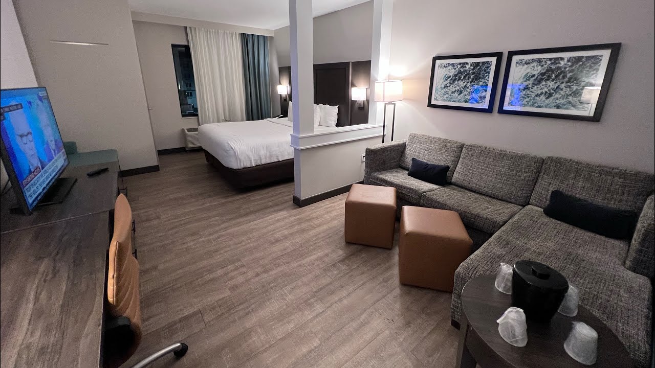 Comfort Inn & Suites Miami International Airport in Miami Springs - 1 King Suite