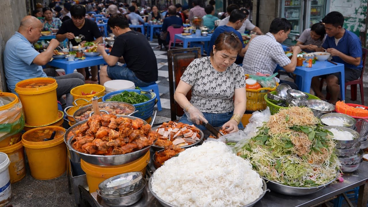 Nồi bún riêu hơn 60 năm đông khách ở vỉa hè Sài Gòn không phải ai cũng biết