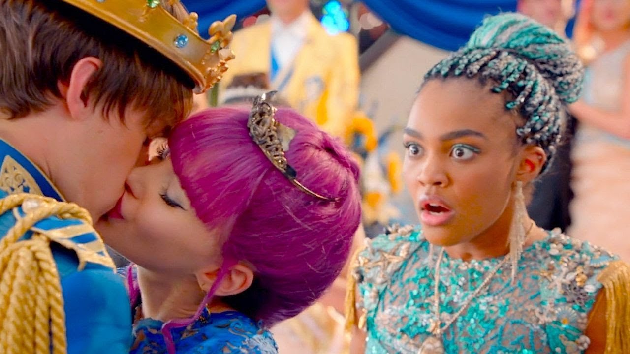Descendants 2 Cast ★ Best Funniest Moments And Bloopers 😂