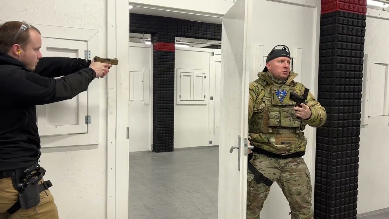 CQB 180 - taktika pohybu a střelby v budově, tactics of movement and shooting in built-up areas.