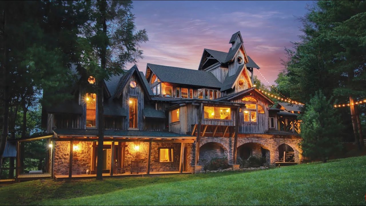 Iconic Dark Horse Estate on 10 acres in Franklin, TN