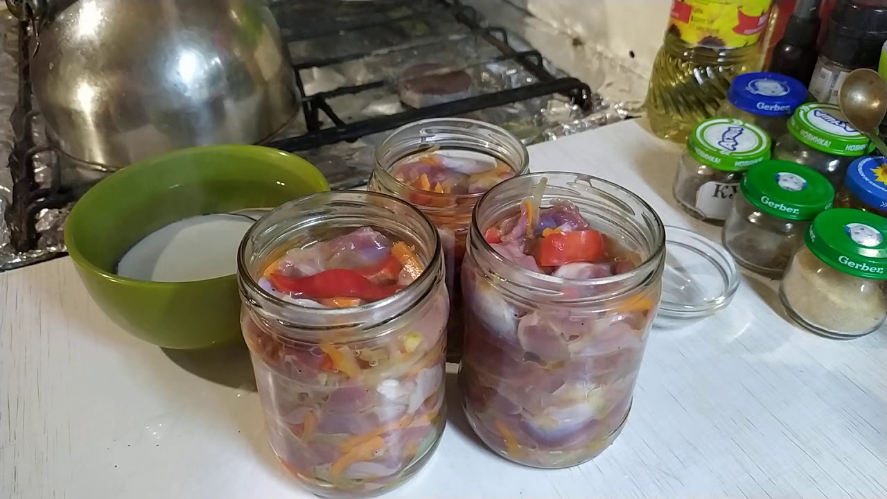 Консервы из куриных желудков с овощами.