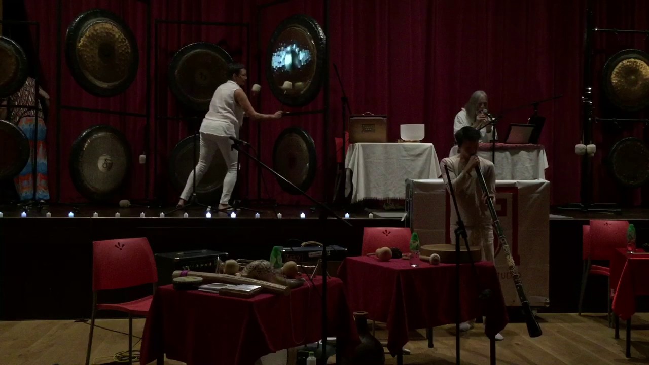 Gongs, didgeridoo and frog noises - Martha Collard and One Love Band  (1/3)