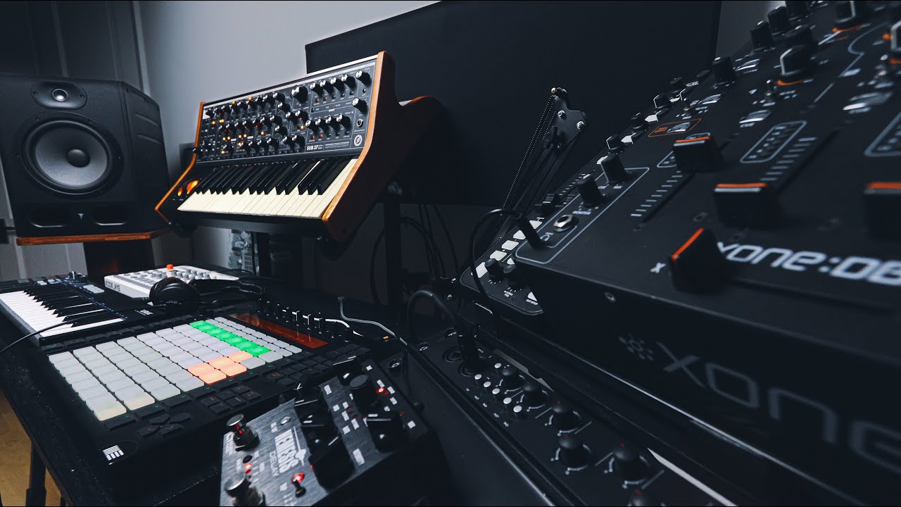 I'm back with some Techno ( Moog Sub 37, Ableton Live, Nemesis Delay)