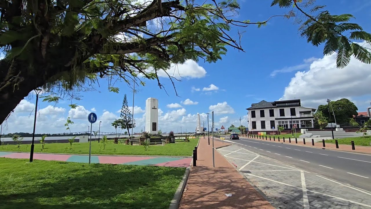 De vernieuwde Waterkant : wandelen langs de amandelbomen       #suriname     #paramaribo
