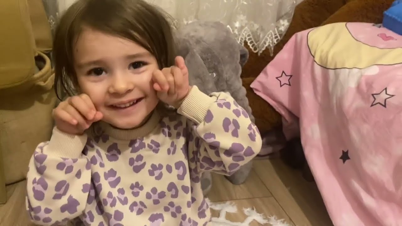 Nil Pera barbielerle evcilik oynuyor kitap okuyor 🐣