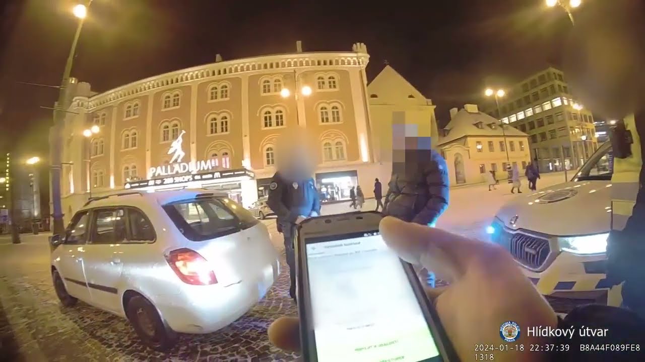 ZDROGOVANÝ ŘIDIČ BEZ ŘIDIČÁKU DOJEL V KRADENÉM AUTĚ NA PĚŠÍ ZÓNU