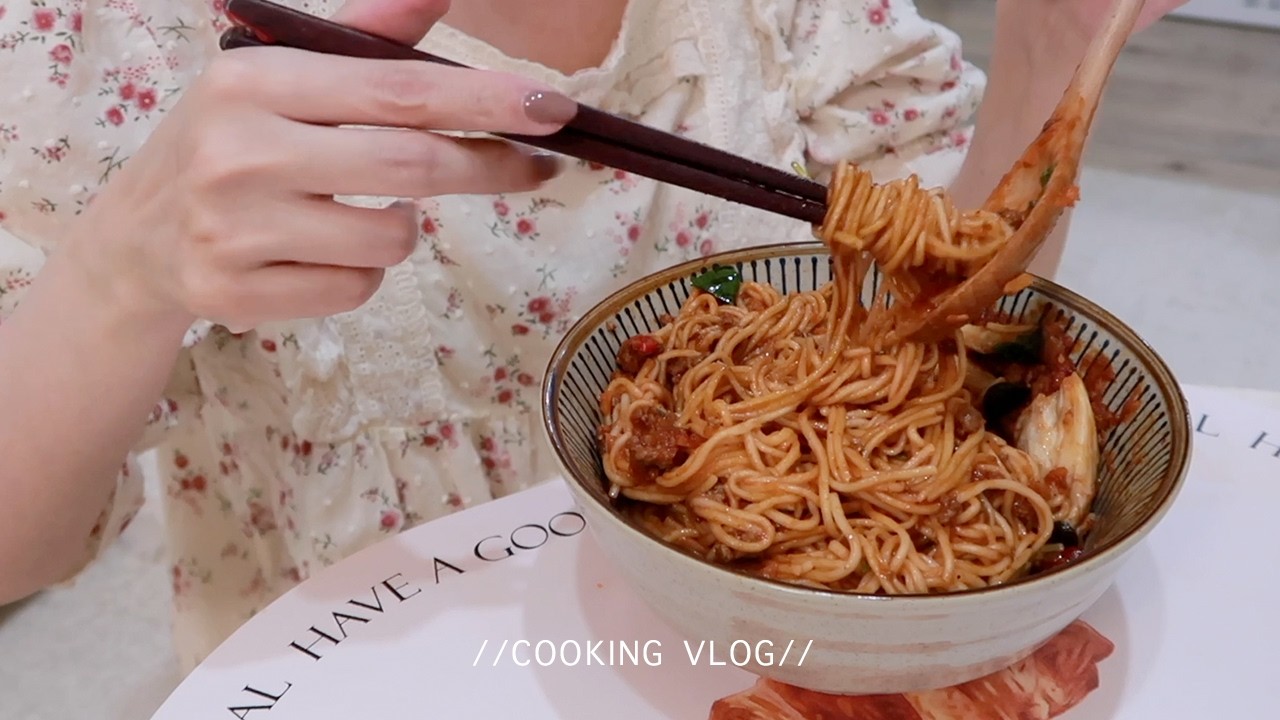 又是蕃茄與牛肉的幸福日滿屋飄香。Foodvlog ep75。DiY水晶手串/低脂蕃茄牛/紅醬肉拌麵/香蔥肉餅