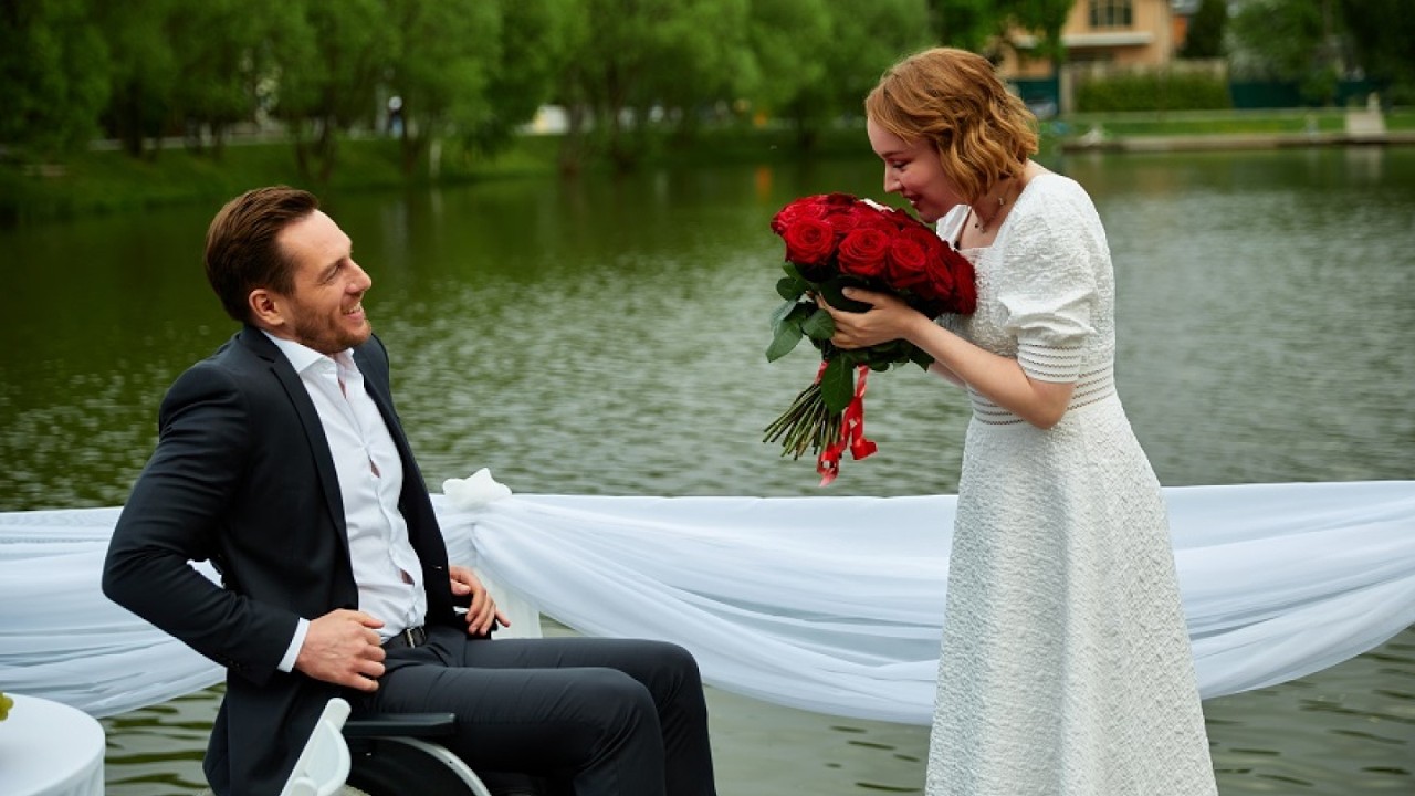 Ela ajudou UMA MENINA e se apaixonou pelo PAI MILION&Aacute;RIO | Um filme de amor que vai tocar seu alma