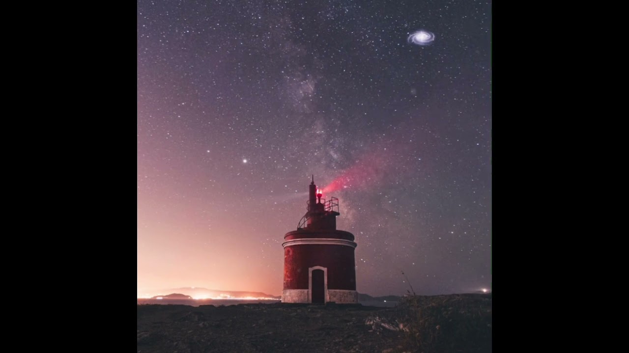 Un phare dans une nuit étoilée. Beauty and quietness