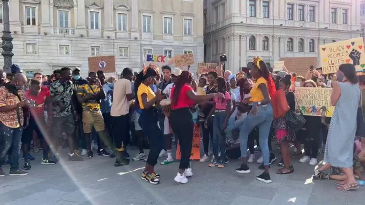 Trieste, il movimento #BlackLivesMatter colora piazza Unit&agrave; d'Italia