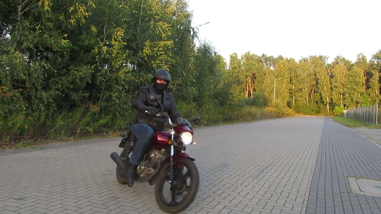 Junak 121 - motocykl dla początkujących - jazda po placu