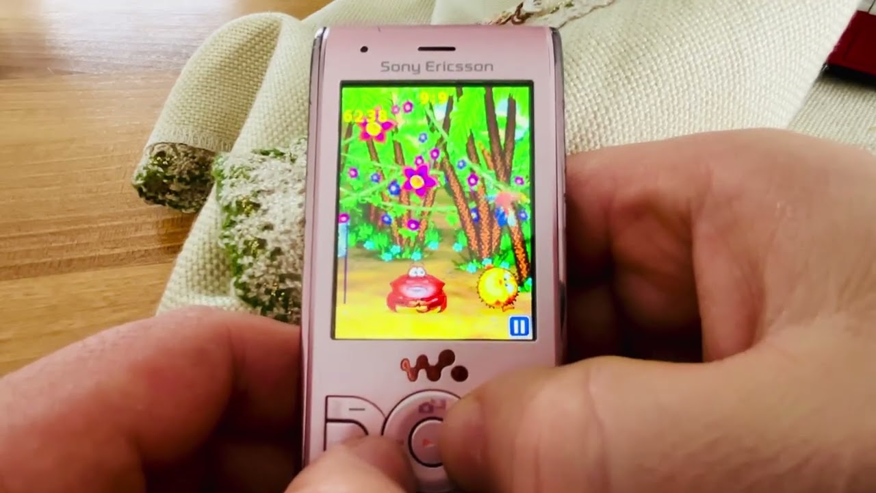 This Beach Ball Game on a Sony Ericsson W595 Is Way Too Fun 🦀📱