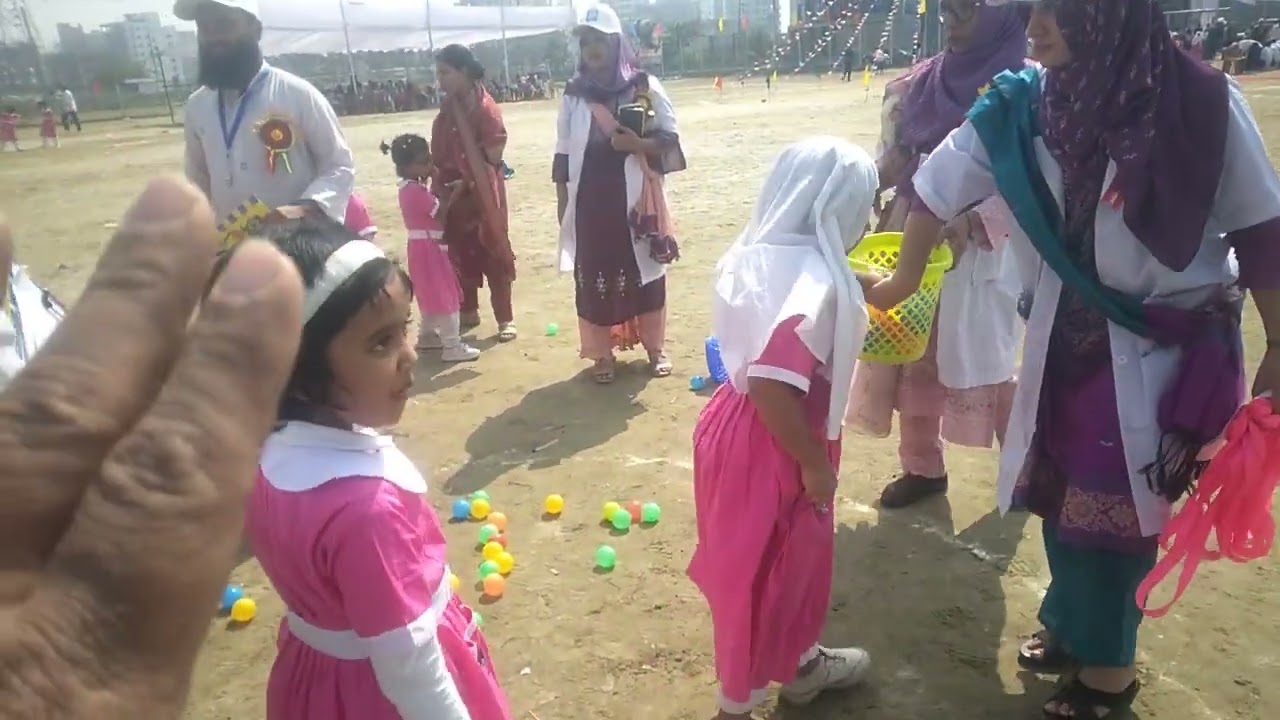 ফারজিন বল খেলায় অংশ গ্রহণ 