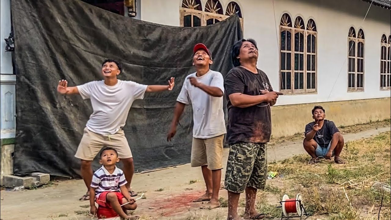 Layangan Produksi Lagi Sakit Kami cari Hiburan Terbangkan Gapangan Abrakan saja Biar tidak Spaneng😀