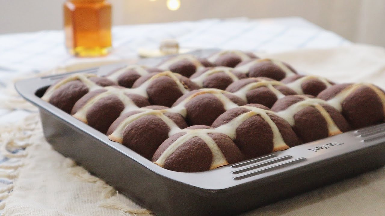Chocolate Hot Cross Buns 巧克力十字麵包｜Apron