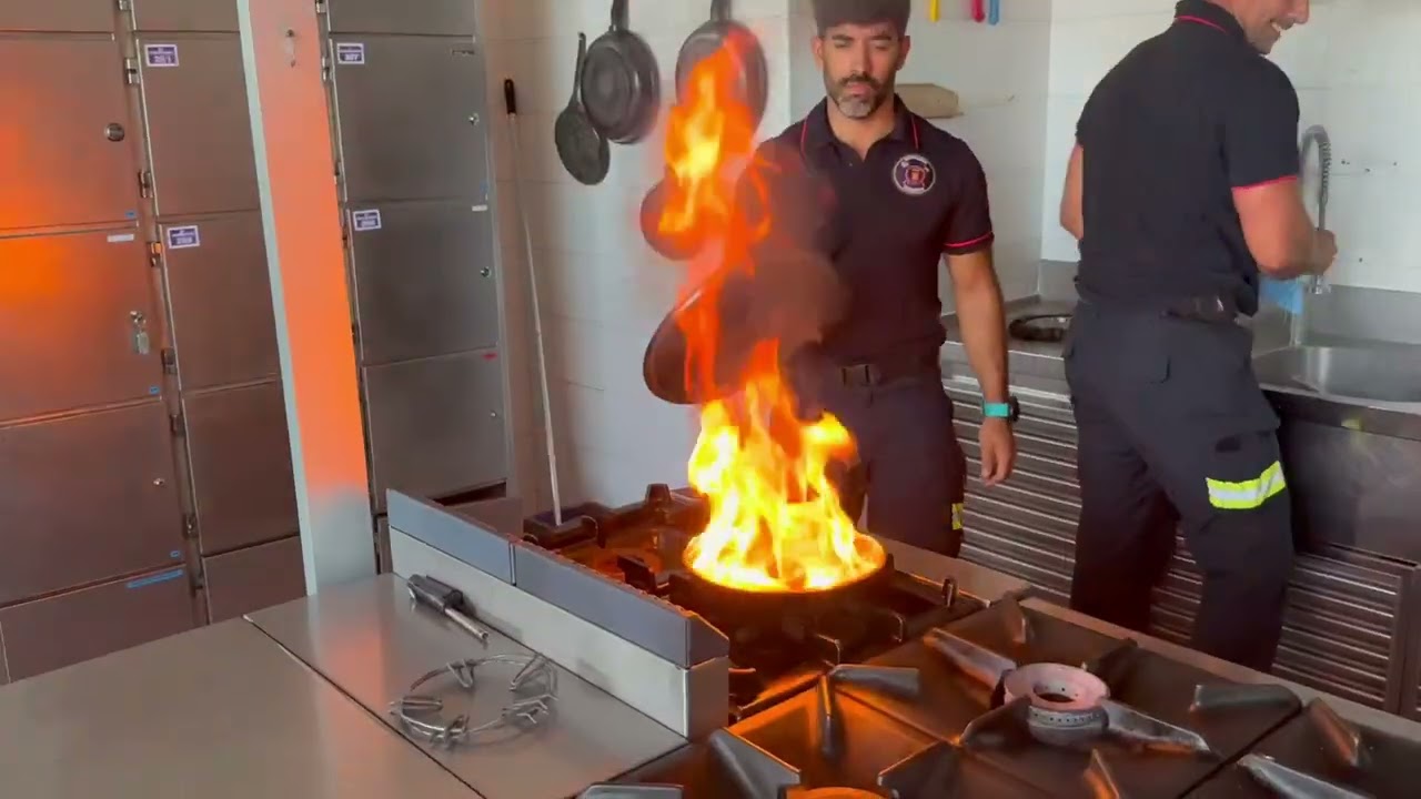 #BomberosTF les explica cómo deben actuar si se les incendia una sartén en casa