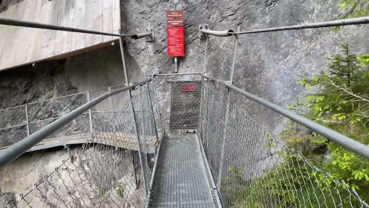 Adelboden - H&auml;ngebr&uuml;cke als Eingang zur Cholerenschlucht (Schweiz, BE)