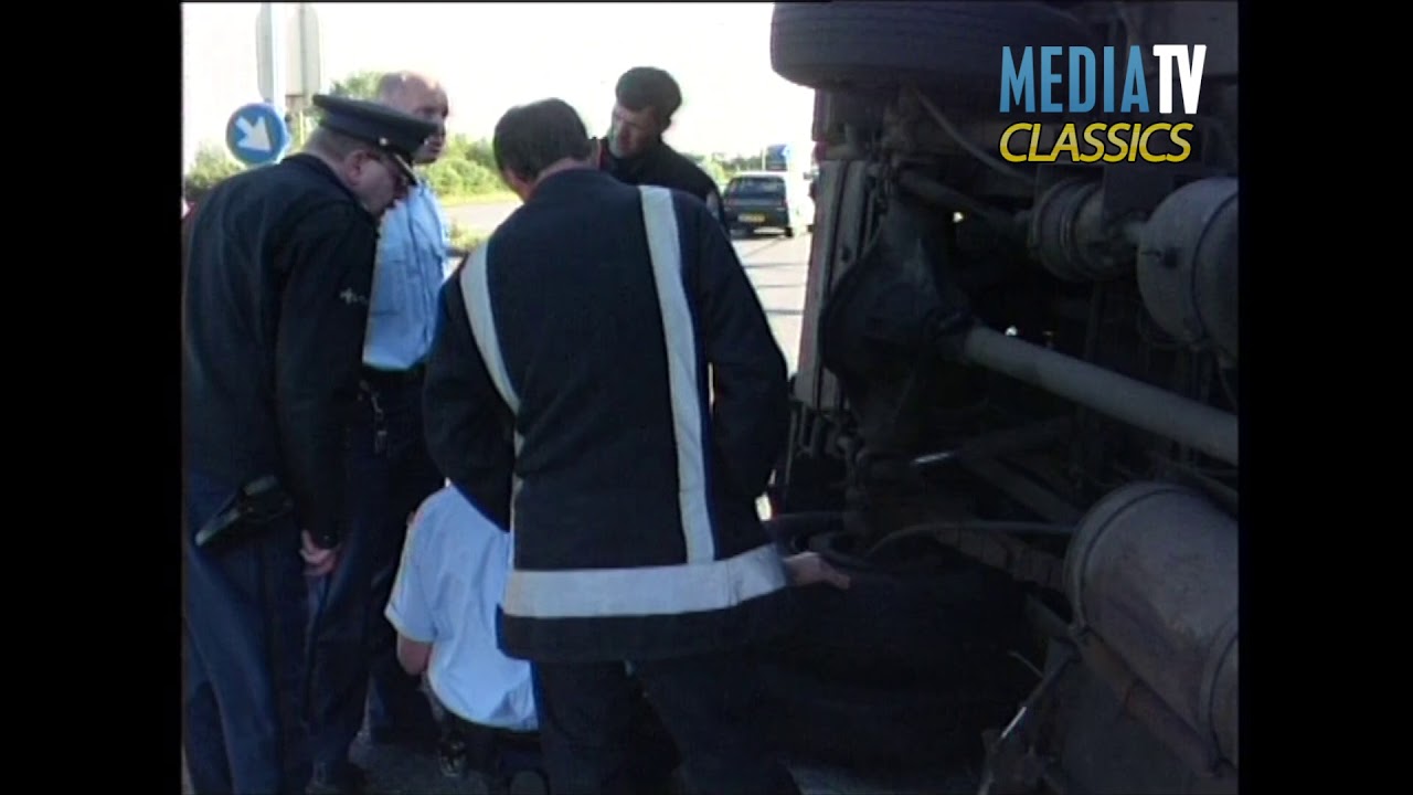 MediaTV Classics: Brandweerwagen kantelt tijdens  uitruk Doenkade Rotterdam