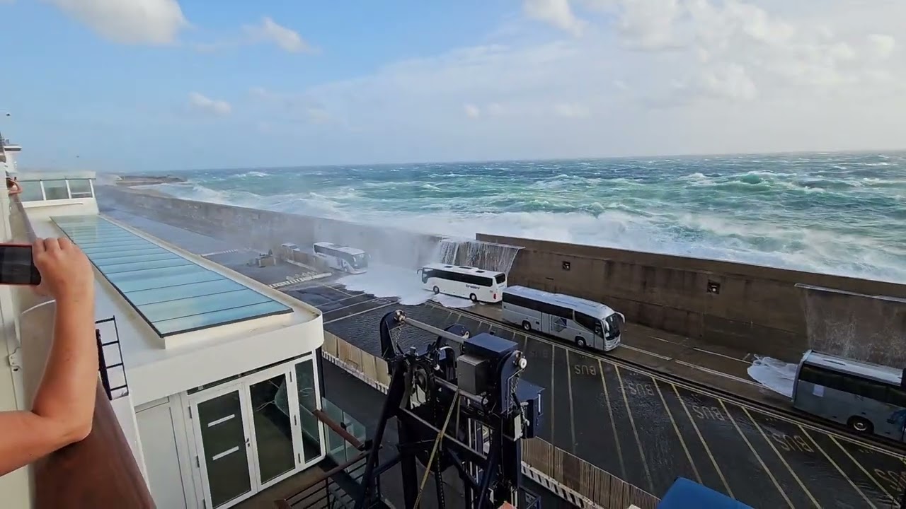 Große Wellen vom Mein Schiff (Kreuzfahrtschiff) im Hafen von Civitavecchia Italien.