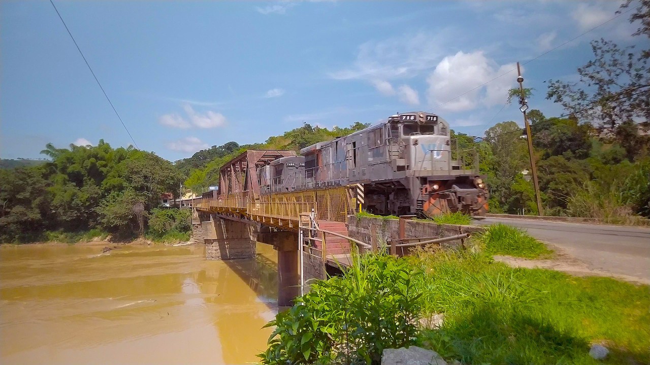 INCRÍVEL! VEJA O TREM E CARROS ATRAVESSANDO A PONTE DE RIBEIRÃO VERMELHO, E O TREM NO MEIO DA CIDADE