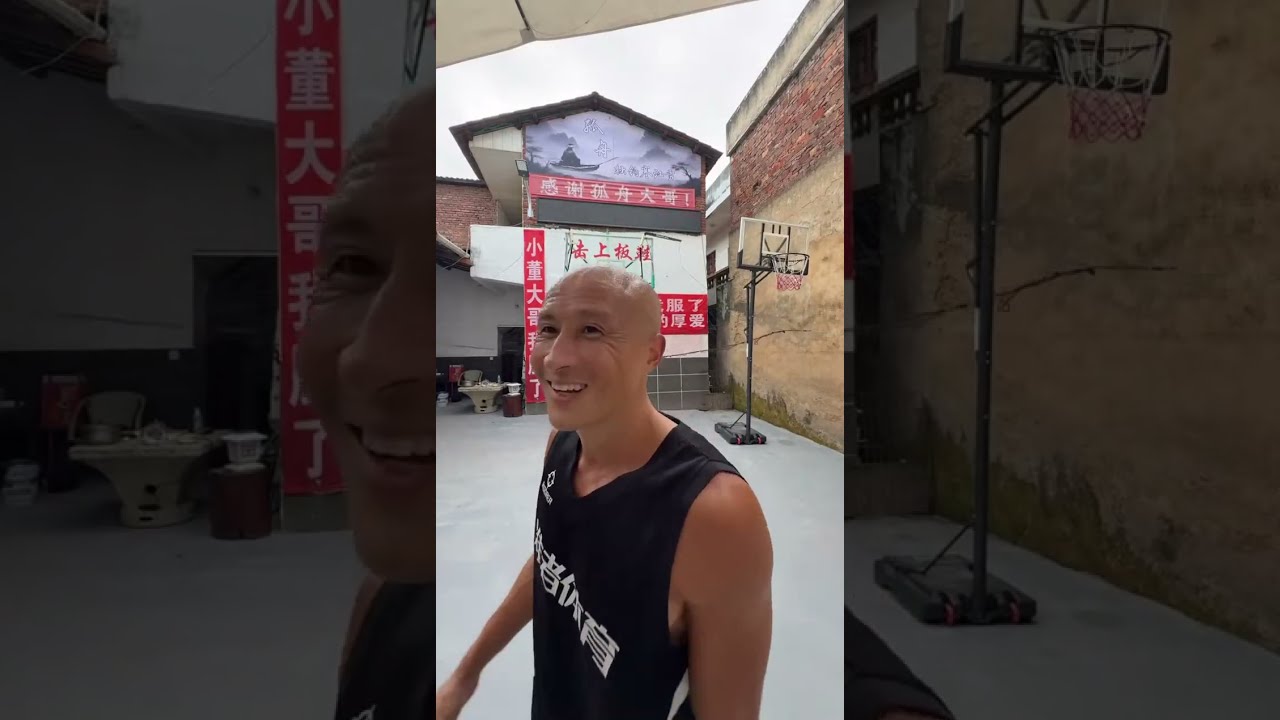 One man, one courtyard, one basketball, one move, one dream! 2026-02-25 19:37:17