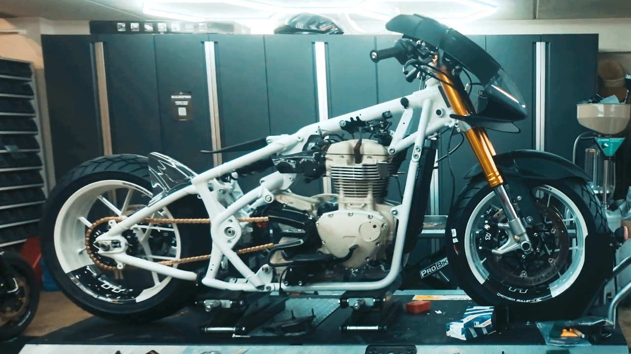 ВОССТАНОВЛЕНИЕ ХУДШЕГО Triumph Bobber и превращение его в БЕЗУМНЫЙ гоночный автомобиль для прямых...