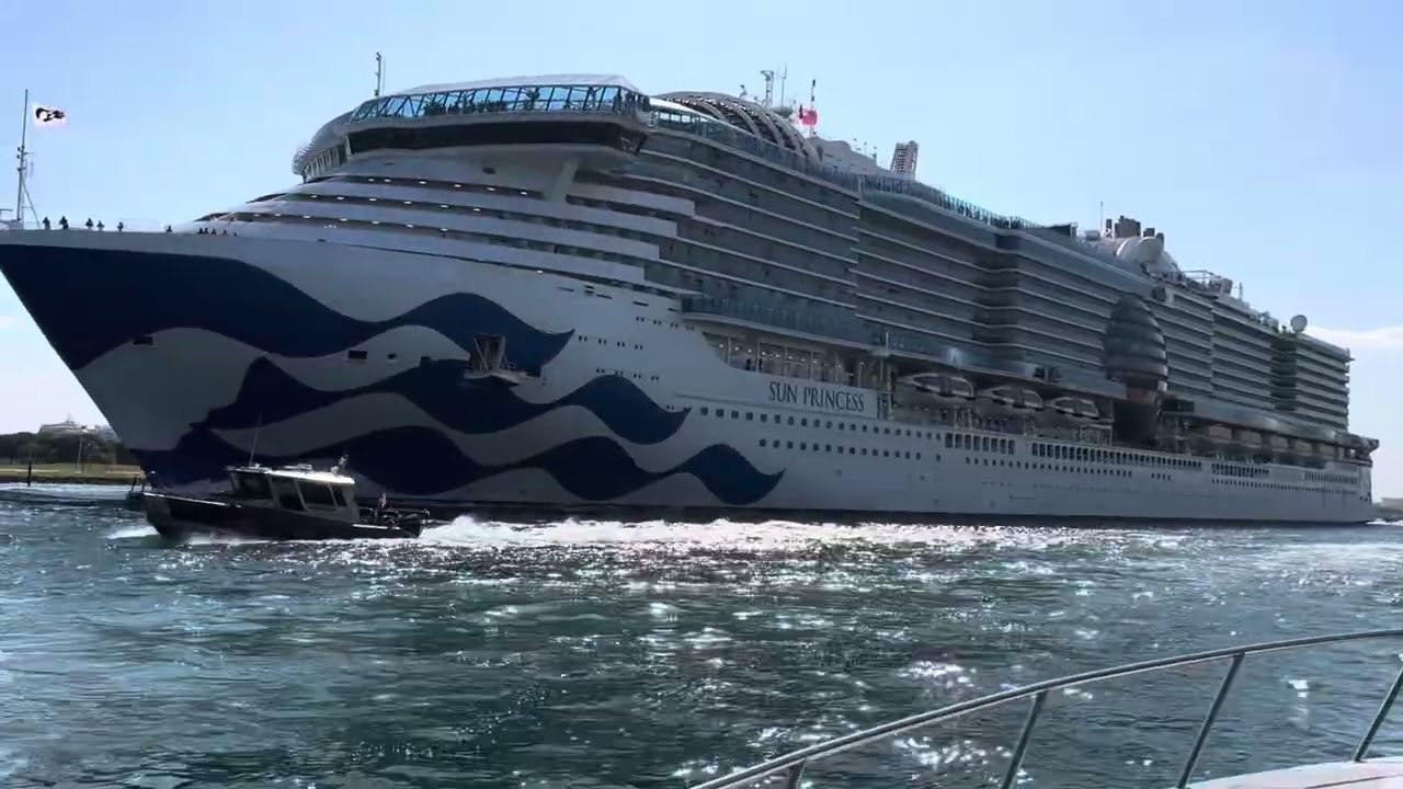 7 Minutes of all the ship horns on camera! 