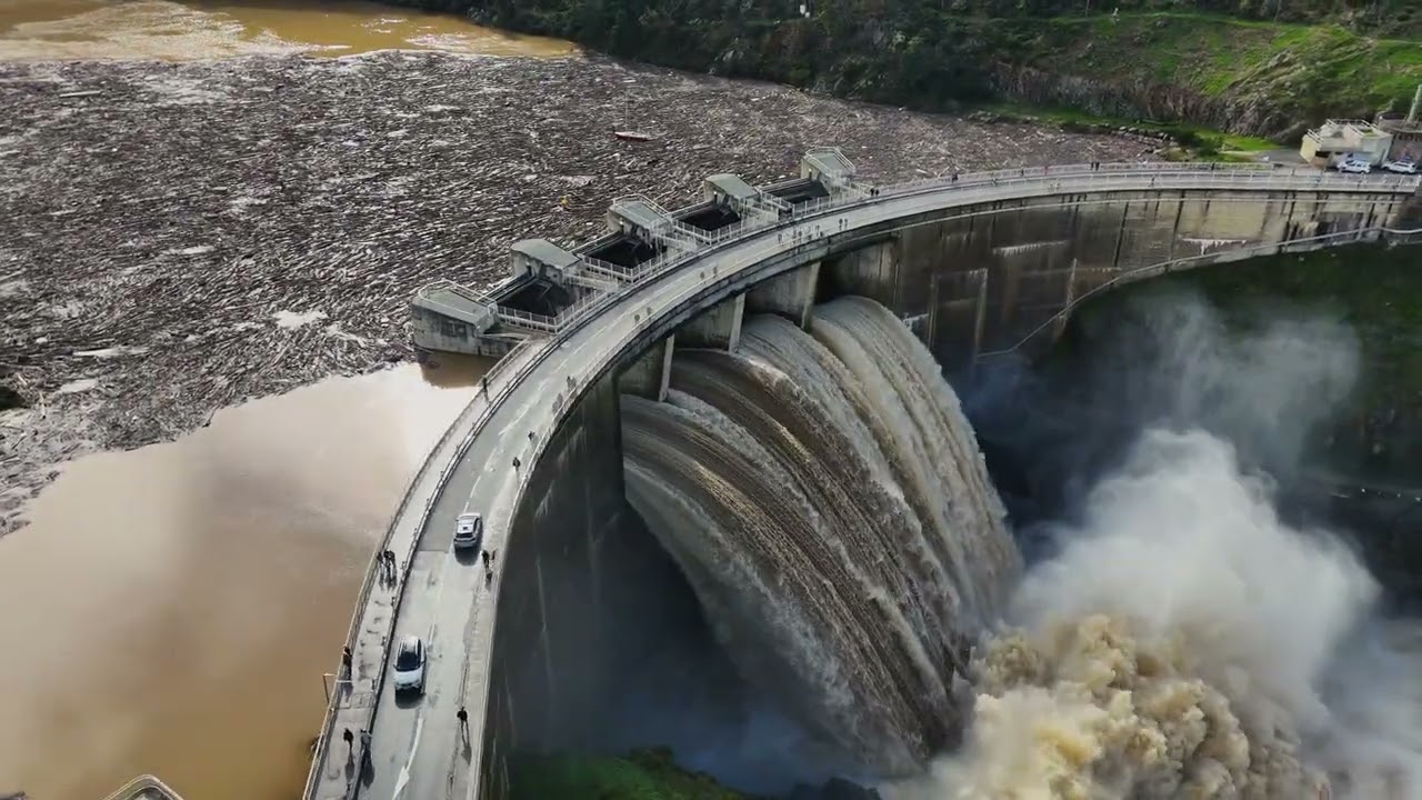 PETITE VIDEO VITE FAIT DU BARRAGE DE GRANGENT LES 4 VANNES OUVERTES (CRUE DE LA LOIRE 2024)
