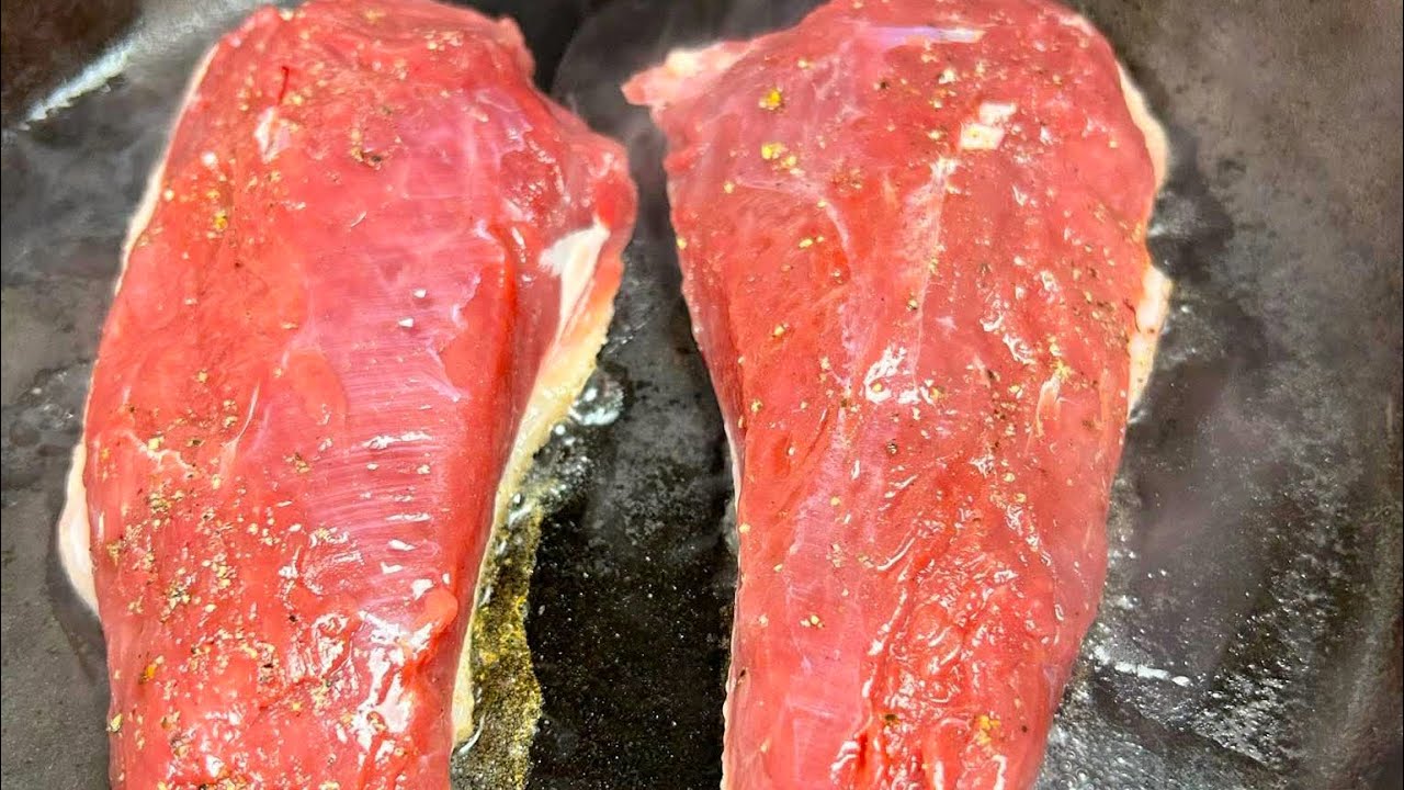 Жареная утиная грудка с картофельным пюре и апельсиновым соком.