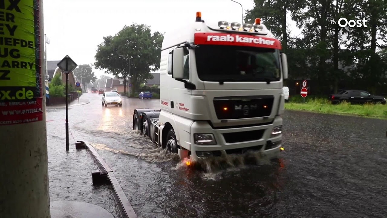 Drie daken Vriezenveen bezwijken onder noodweer, één gewonde