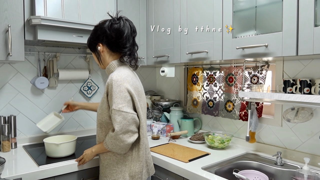 Уютный домашний влог | Картофельный суп, жареный рис с кимчи и вязание мини-пледа