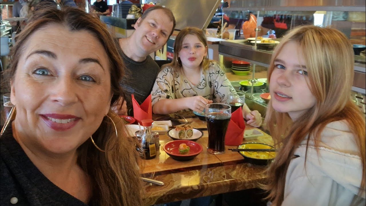 MALLES BTS KLISTERMÆRKER🙋‍♀️PÅ RUNNING SUSHI🍣🍤😃