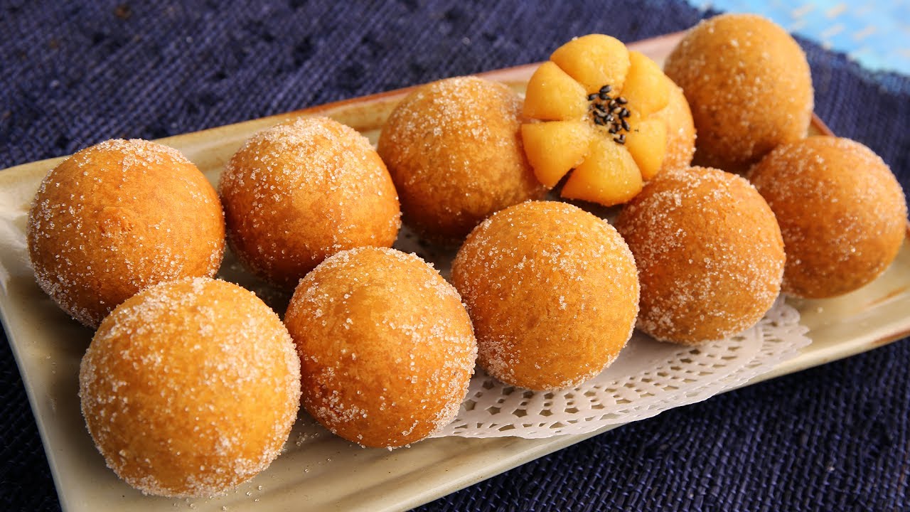Корейский chapssal пончики (Sweet, жевательные, пончик шары, наполненные сладкой красной фасоли)