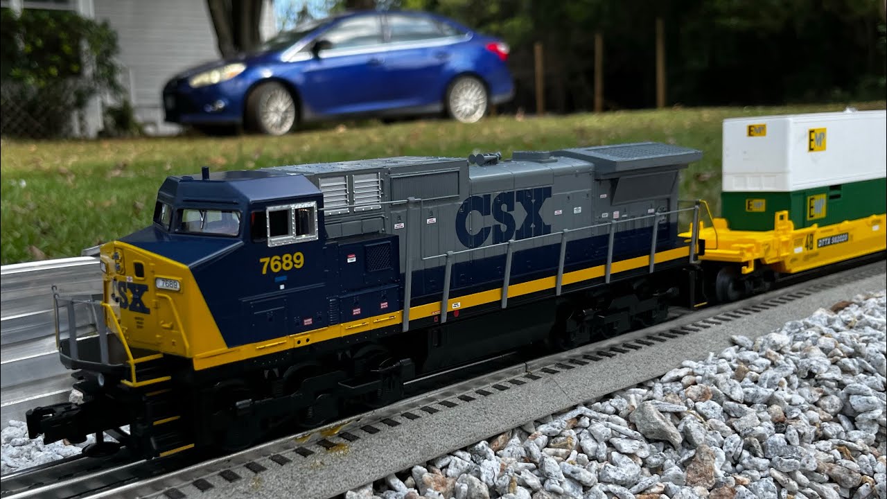 CSX Lionel Dash 8 LionChief, locomotive, unboxing and test. This thing is amazing.