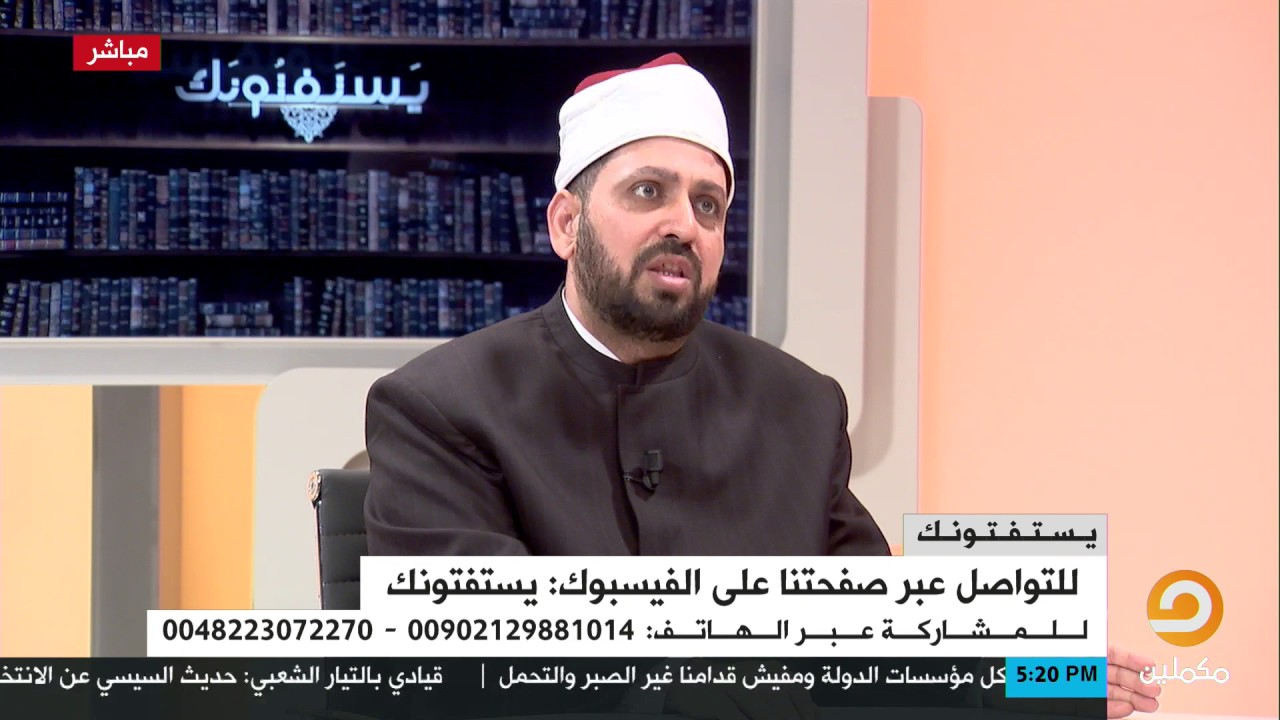 يعمل في محل للبيتزا ويتم وضع قطع  من  لحم الخنزير عليها  ..  هل يكمل في عمله أو لا ؟