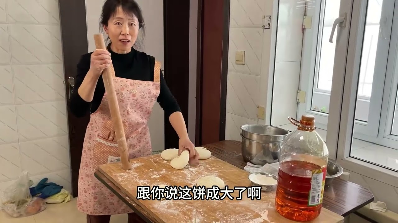 #农村美食王小下厨做酸菜汤，老妈油饼更香