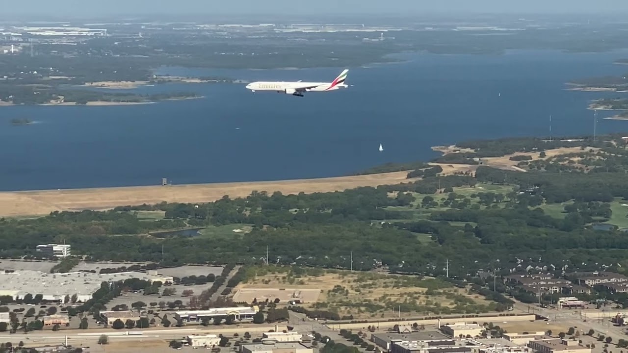 Awesome simultaneous parallel approach into DFW with Emirates Boeing 777-300!
