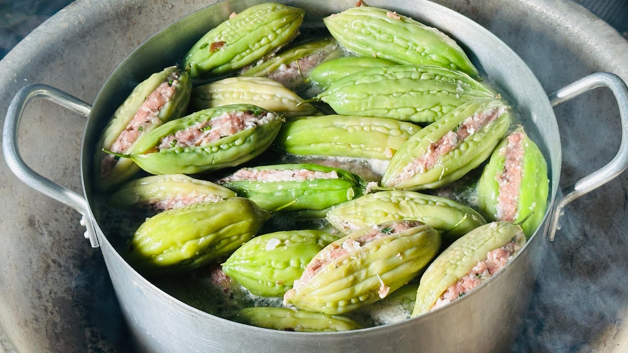 Đám giỗ ở quê không thể thiếu món khổ qua nhồi thịt 