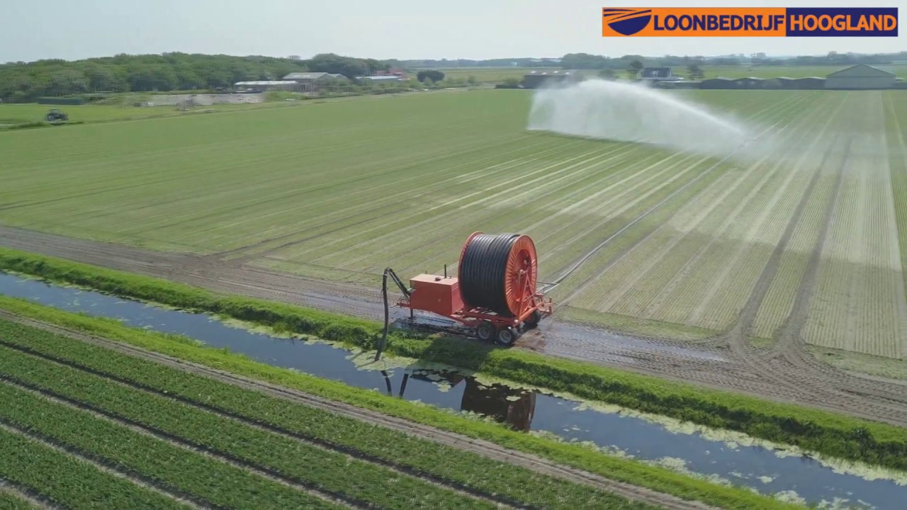 Loonbedrijf Hoogland aan het beregenen Trekkerweb